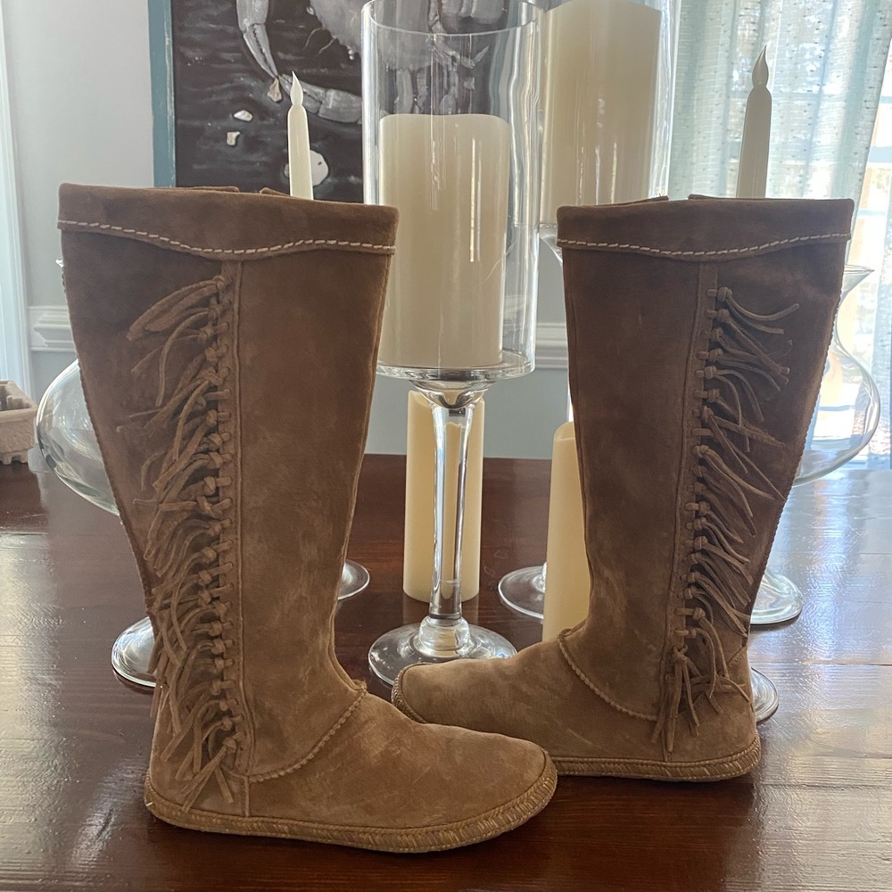 Ugg size 7 women leather moccasin worn maybe once inside